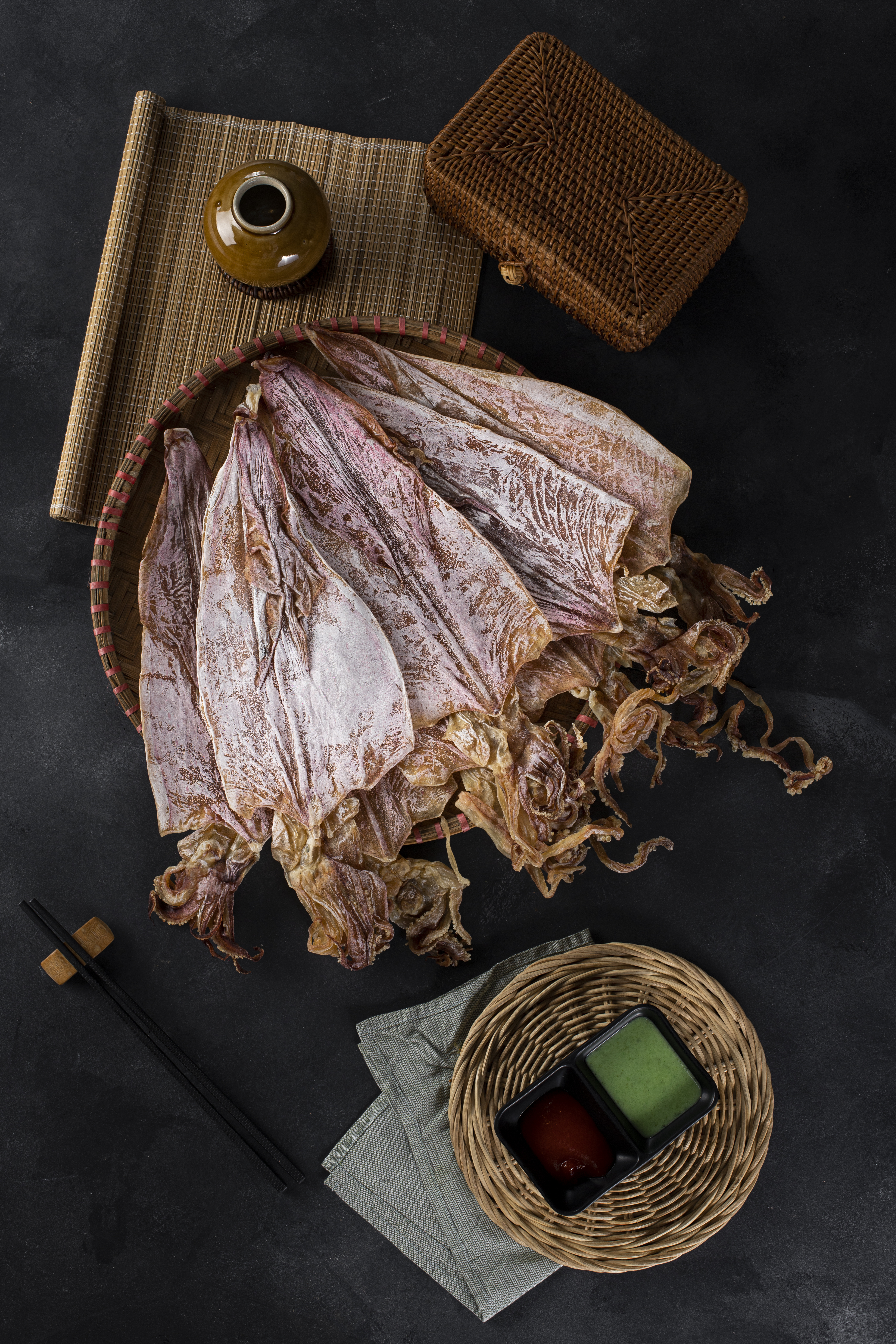 Mực câu khô Phú Quốc là câu từng con nên không bị dập nát, thân mình không bị bong tróc, mực tươi xẻ và phơi luôn trên boong tàu nên mực ngọt thịt đậm vị