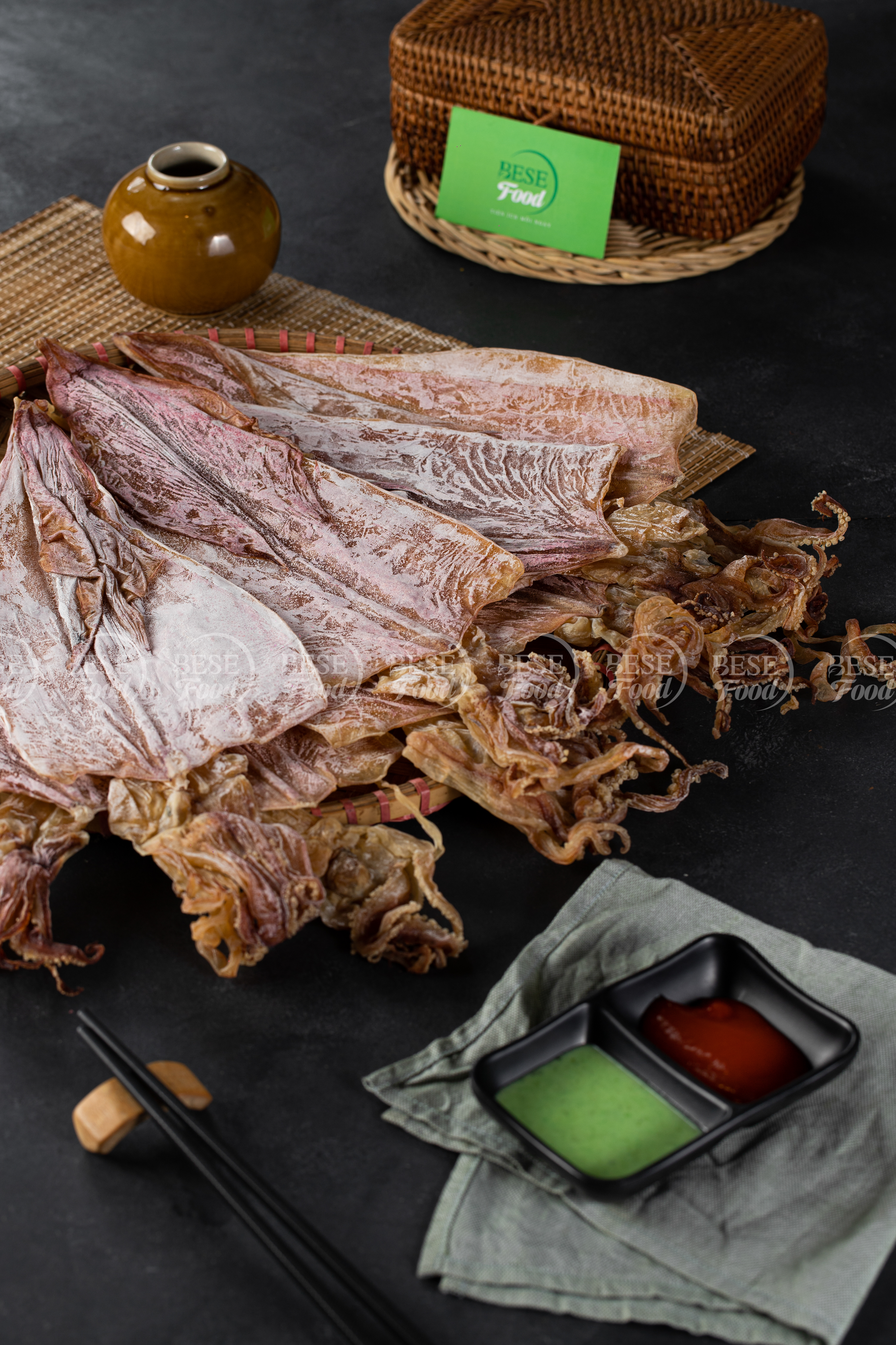 Mực câu khô Phú Quốc ngon nhất khi được nướng trên than hoa hoặc bếp cồn