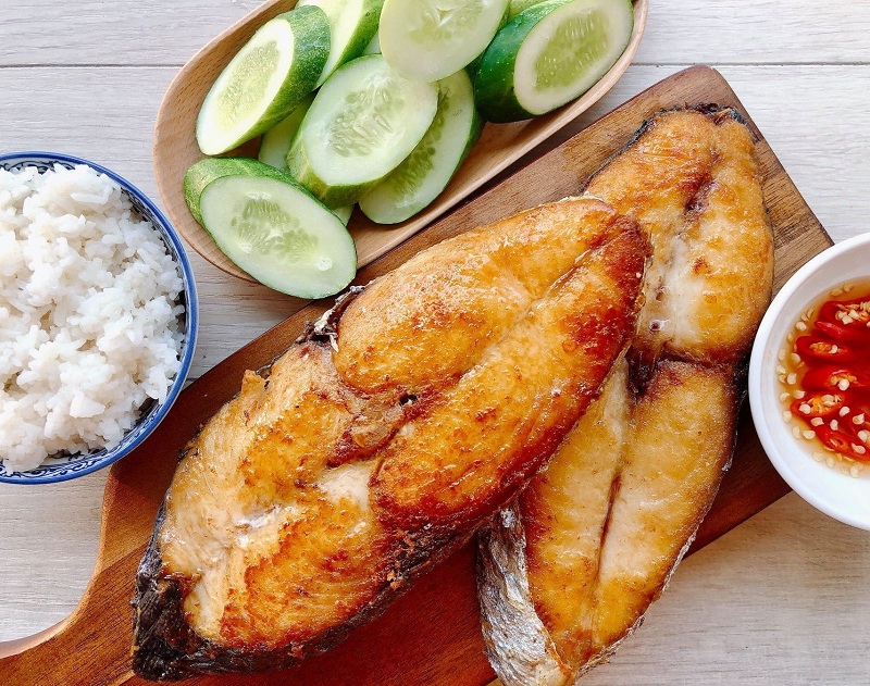 Cá thu phơi nắng có thể chế biến thành nhiều món ăn ngon miệng và dễ thực hiện tại nhà