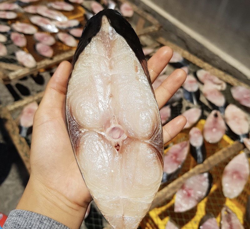 Cá thu phơi nắng thường có thịt trắng ngà, săn chắc, ngọt và thơm, rất phù hợp chế biến nhiều món ăn khác nhau