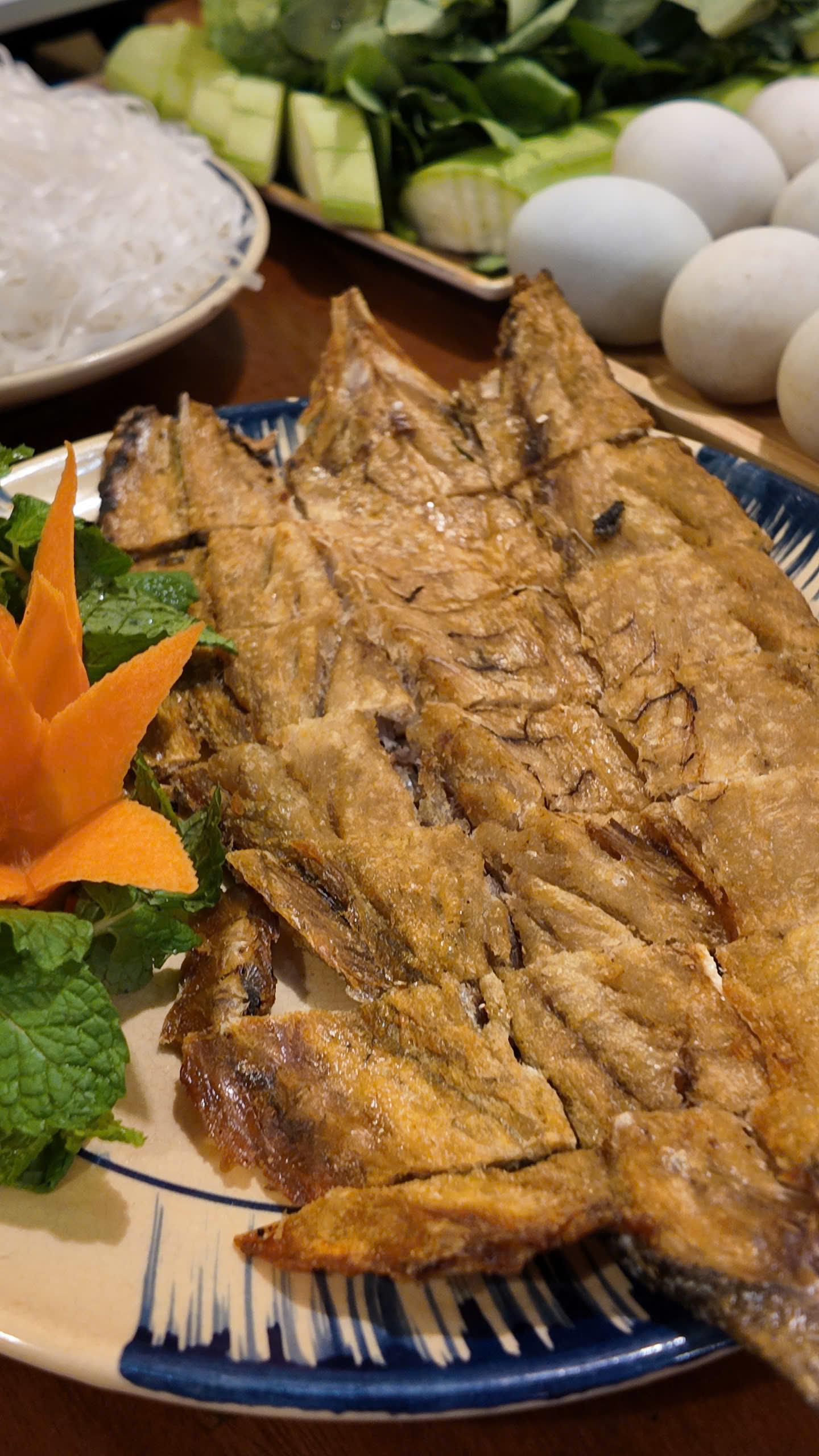 C&aacute; nhồng kh&ocirc; chi&ecirc;n gi&ograve;n nhẹ b&ecirc;n ngo&agrave;i, b&ecirc;n trong vẫn giữ được độ dai ngọt