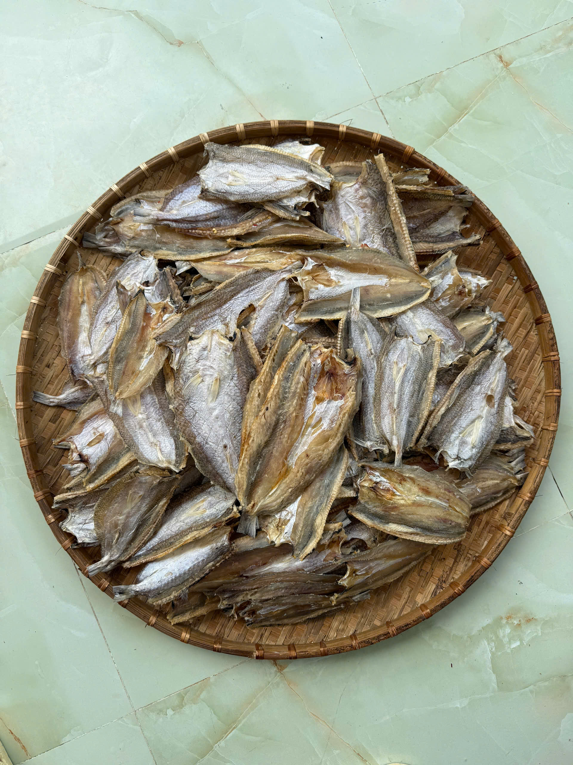 Cá mối khô nên được bảo quản trong túi kín hoặc hộp đậy nắp, để nơi khô ráo, thoáng mát